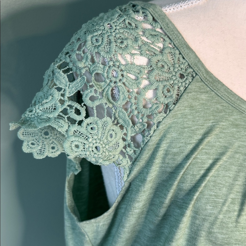 Lace sleeve T-shirt - Picture 2 of 6